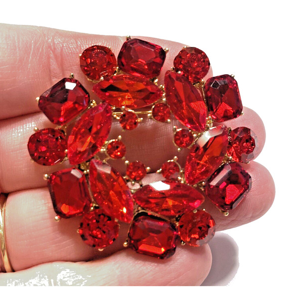 Red Rhinestone Wreath Brooch Gold Circle Statement Pin Classic Mid Century Look - Picture 5 of 6